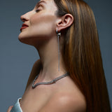 Modelo con pendientes largos STREAM de acero y detalle dorado – Kirei Jewellery