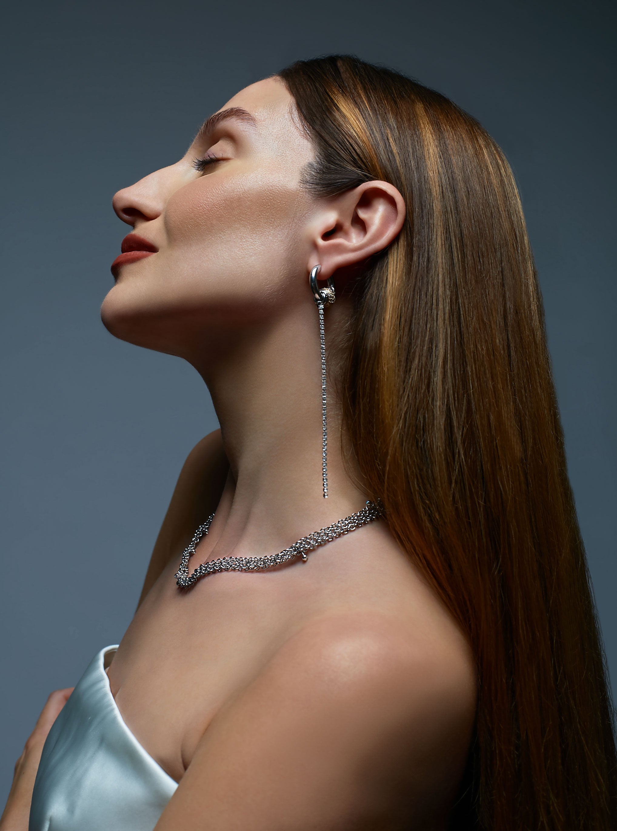 Modelo con pendientes largos STREAM de acero y detalle dorado – Kirei Jewellery