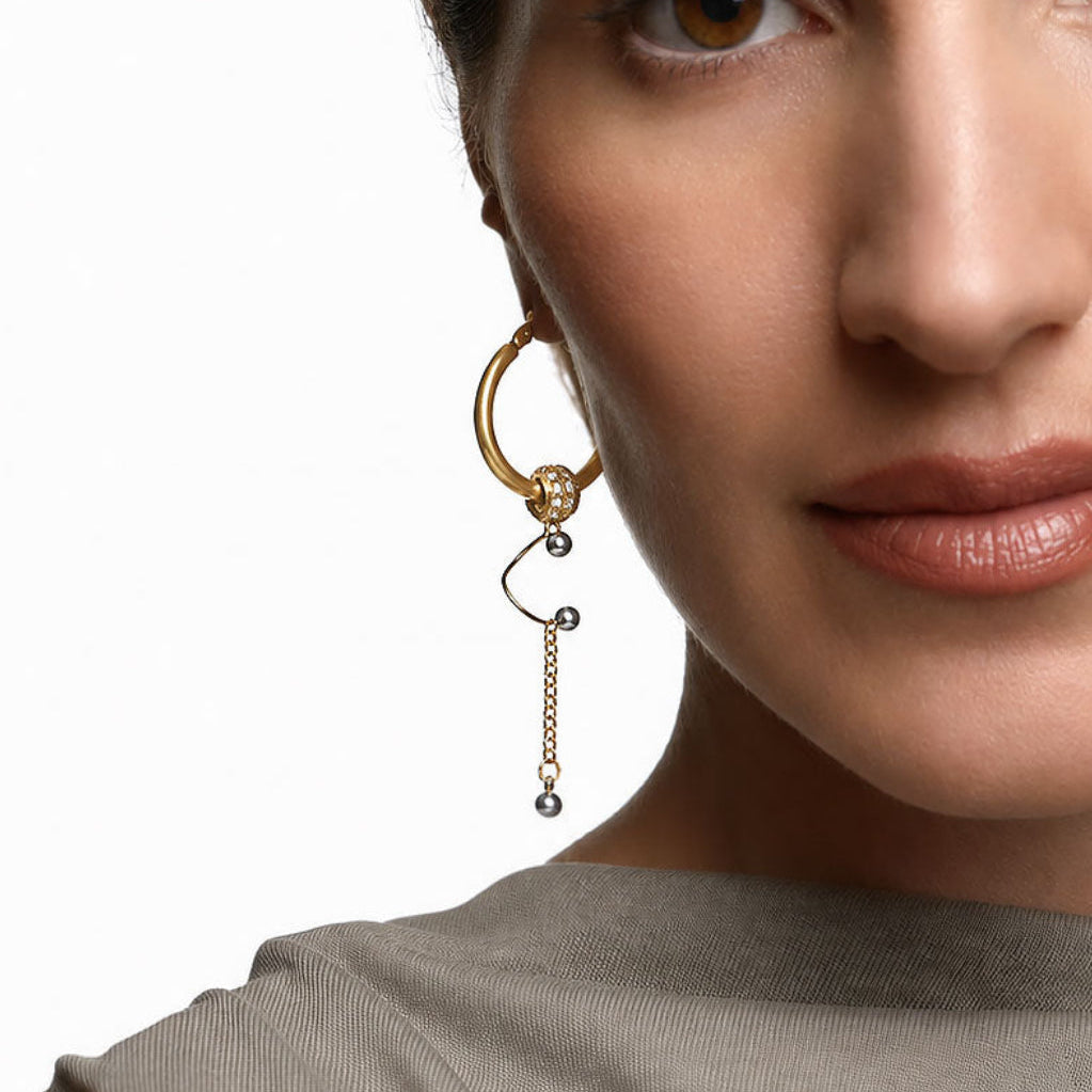 BEND GOLD pendientes dorados asimétricos con cadena en modelo – Kirei Jewellery