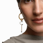 BEND GOLD pendientes dorados asimétricos con cadena en modelo – Kirei Jewellery