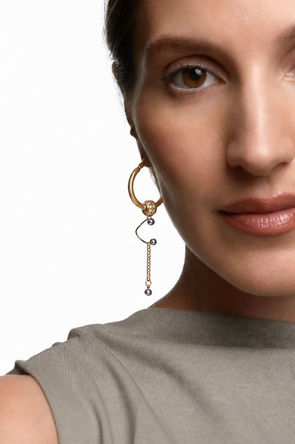 BEND GOLD pendientes dorados asimétricos con cadena en modelo – Kirei Jewellery