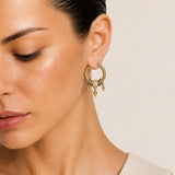 SPIKE ORO | Boucles d'oreilles créoles dorées avec pendentifs et zircons