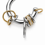 Detalle de pendientes NODE STEEL con anillas de acero, dorado y micro pavé – Kirei Jewellery