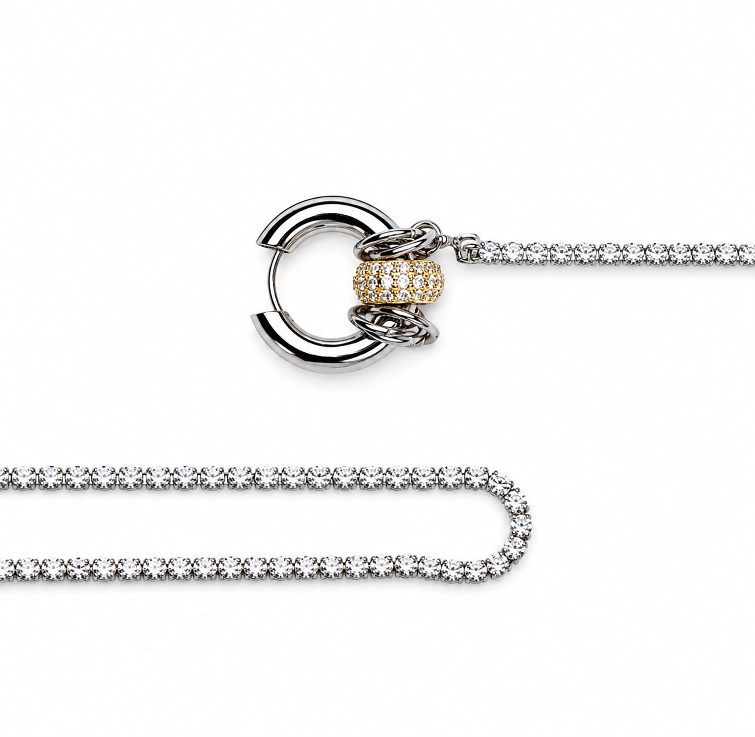 Detalle de pendientes STREAM con aro huggie y caída de strass – Kirei Jewellery