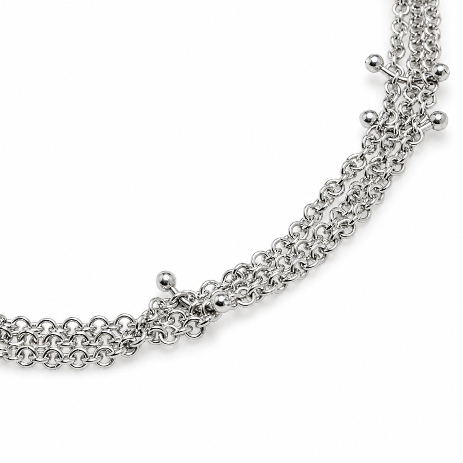 Detalle del collar RIPPLE con cadenas y piercings de acero – Kirei Jewellery