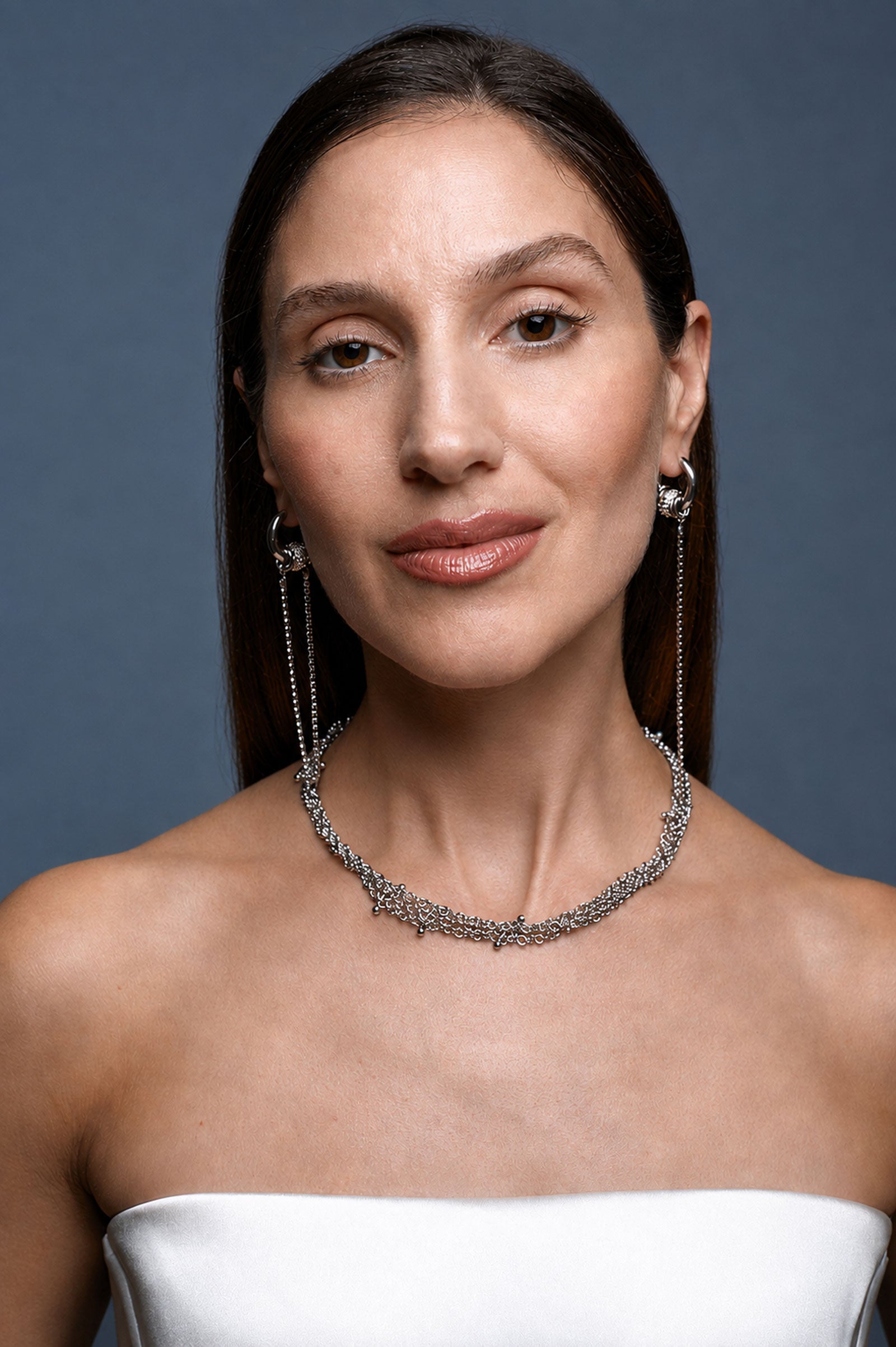 Modelo con collar RIPPLE de cadenas de acero superpuestas – Kirei Jewellery