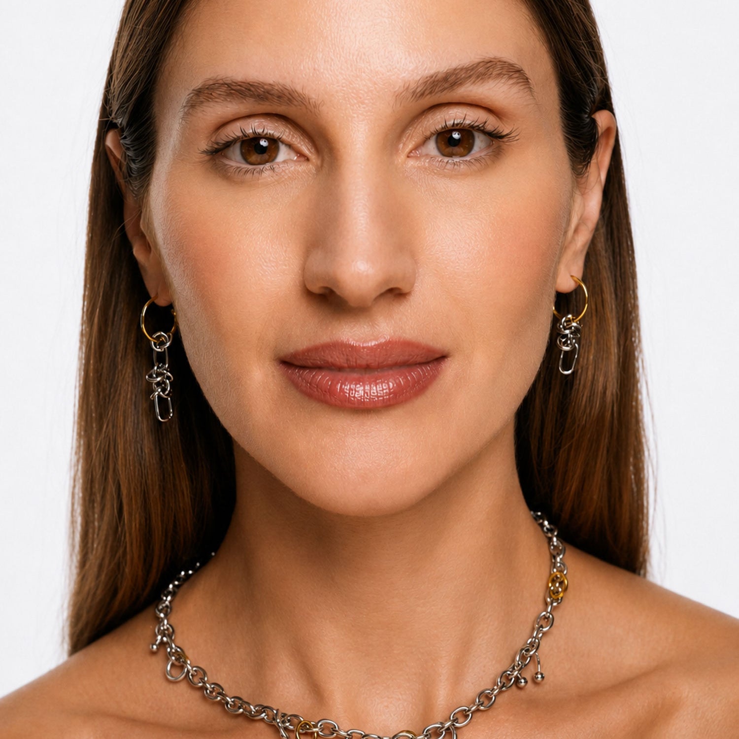 Collar SATELLITE de acero inoxidable y detalles dorados en modelo – Kirei Jewellery