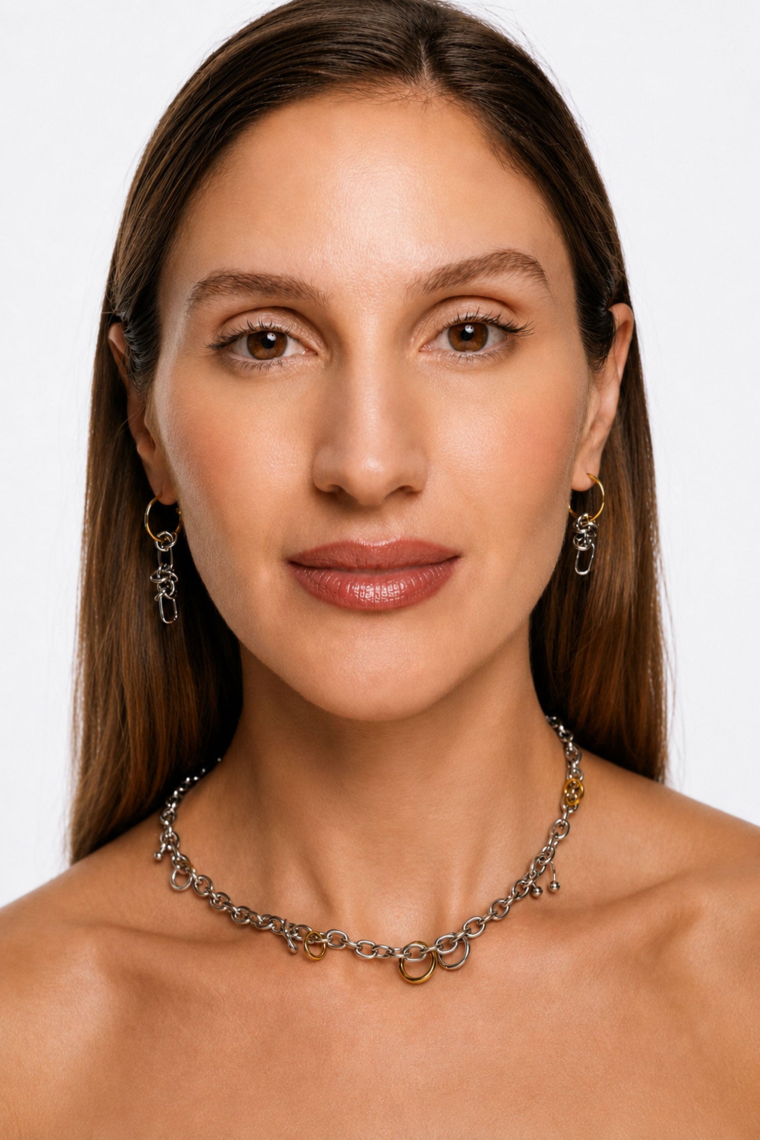 Collar SATELLITE de acero inoxidable y detalles dorados en modelo – Kirei Jewellery