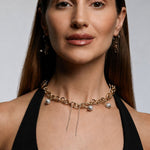 Modelo con collar TRACE de cadena dorada y detalles de acero – Kirei Jewellery