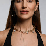 Modelo con collar TRACE de cadena dorada y detalles de acero – Kirei Jewellery