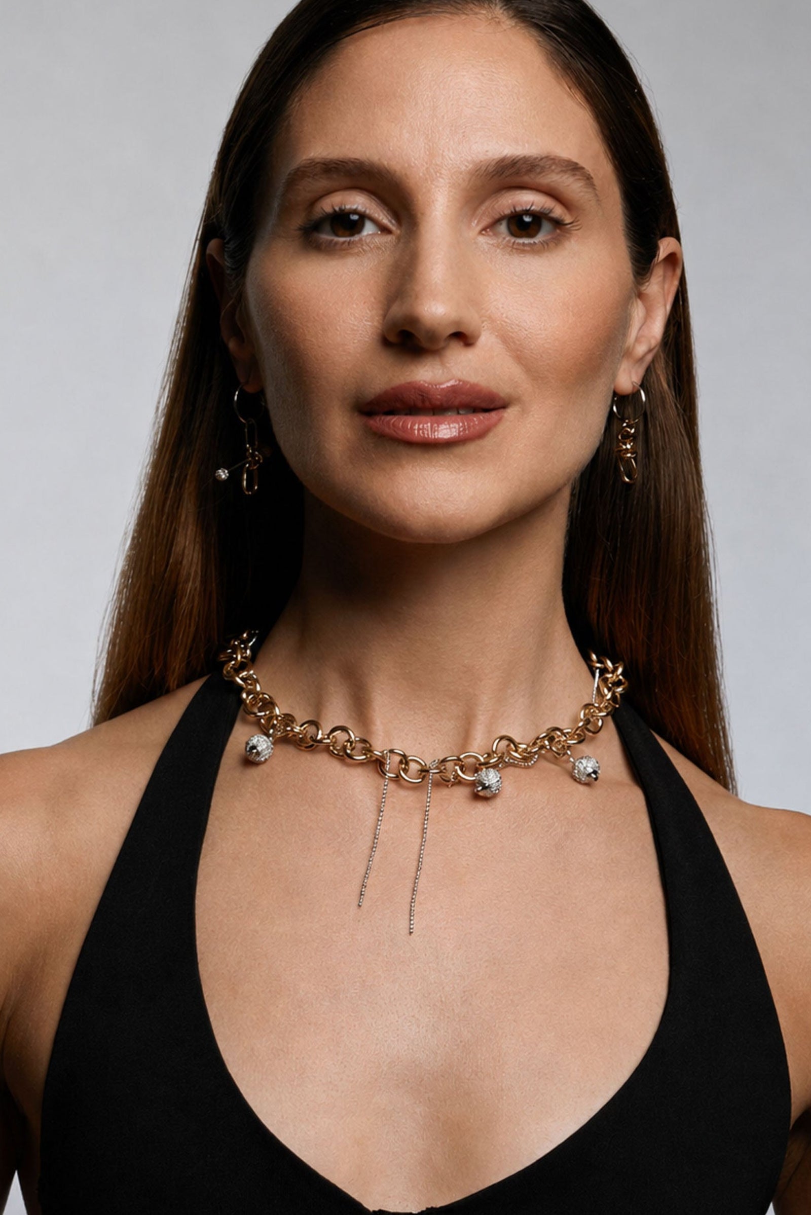 Modelo con collar TRACE de cadena dorada y detalles de acero – Kirei Jewellery