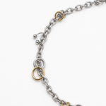 Detalle del collar SATELLITE con piercings y anillas en acero y oro – Kirei Jewellery