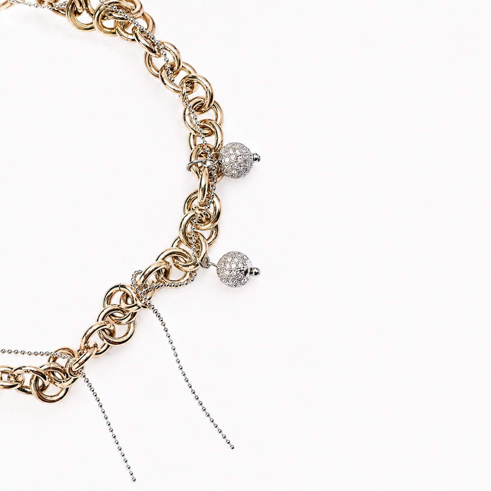 Detalle del collar TRACE con esferas de circonitas y cadenas finas – Kirei Jewellery